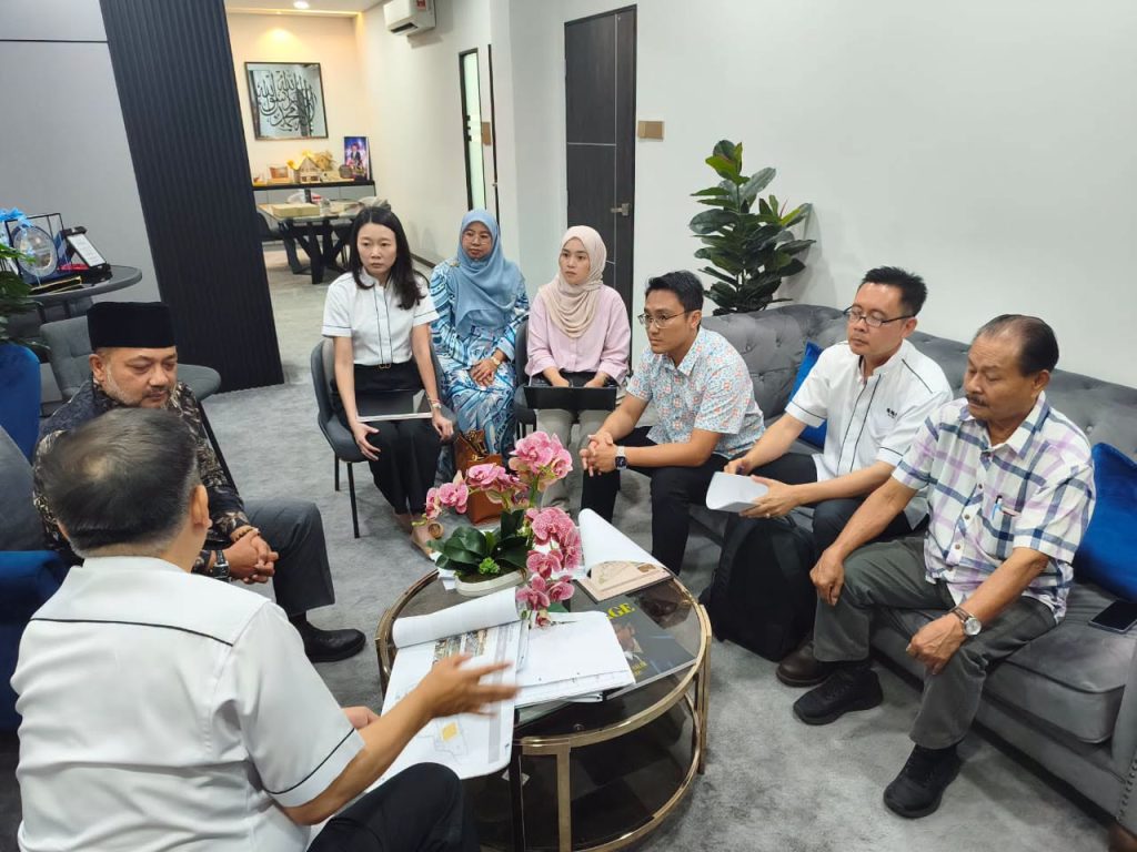 KUNJUNGAN HORMAT TJ GROUP KE ATAS DATUK BANDAR ALOR SETAR, BENTANG CADANGAN PEMBANGUNAN SKIM KOMERSIAL AKAN DIBANGUNKAN DI LOT 450, SEKSYEN 35, JALAN TUN RAZAK, ALOR SETAR