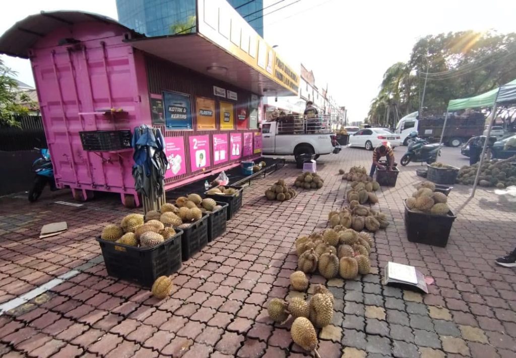 MBAS LAKSANA OPS BUAH BERMUSIM, 12 PENIAGA DIPERIKSA