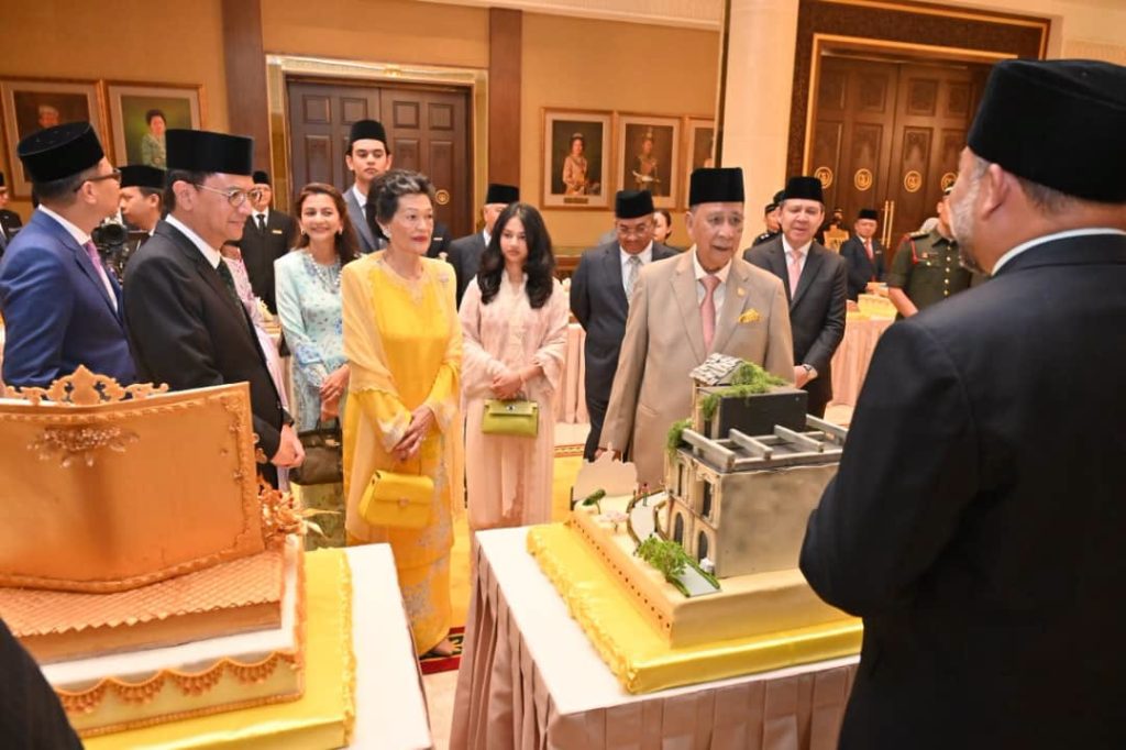 MBAS PERSEMBAH KEK BERTEMAKAN URBAN FOREST 2 KEPADA TUANKU SULTAN KEDAH SEMPENA HARI KEPUTERAAN BAGINDA KE-84