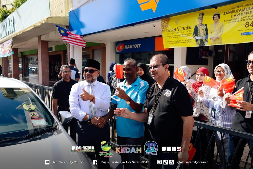 BANK RAKYAT ANJUR KEMPEN KIBAR BENDERA KEDAH SEMPENA HARI KEPUTERAAN SULTAN KEDAH KE-84