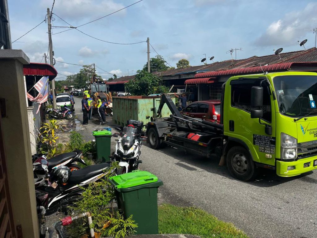 MBAS LAKSANA OPERASI BERSEPADU MENCEGAH KEKOTORAN DI TAMAN PERUMAHAN