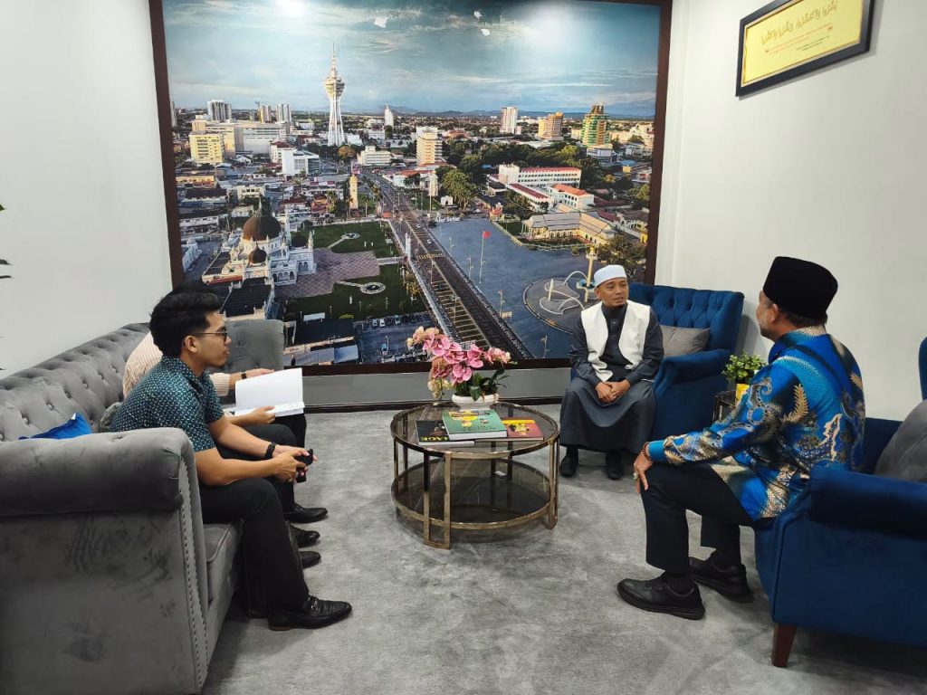 KUNJUNGAN USTAZ WADI ANNUAR KE ATAS DATUK BANDAR ALOR SETAR