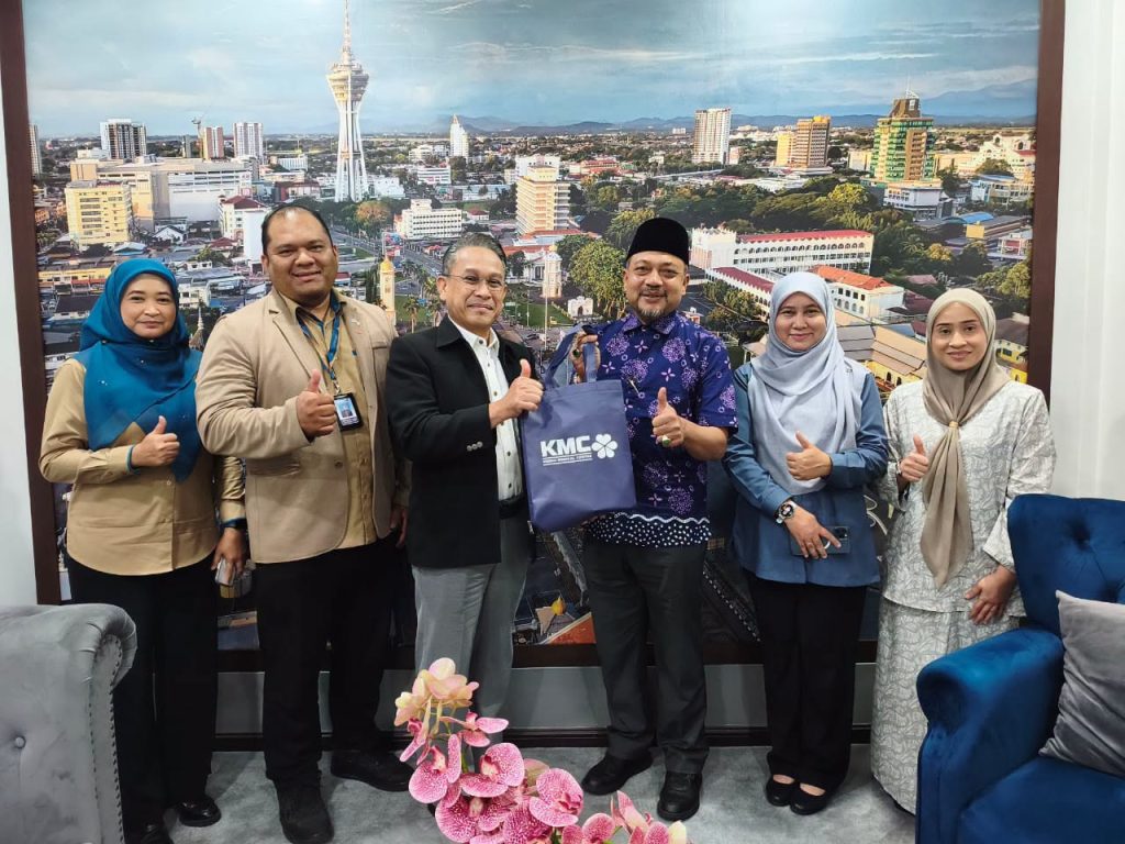 KUNJUNGAN HORMAT KETUA PEGAWAI EKSEKUTIF KEDAH MEDICAL CENTRE (KMC) KE ATAS DATUK BANDAR ALOR SETAR
